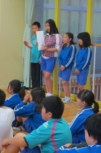 IMG_1142 この写真は,運営委員会の子ども達が司会をしている様子です。\