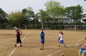 IMG_1151 男子が夢中になって竹刀を振っています。\\
