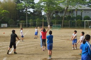 IMG_1152 さあ,「面ッ」「いち・に・さん・・・・・・」の掛け声も大きく出ています。武道もいい物ですね。\\