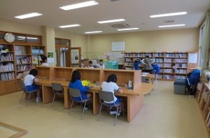 IMG_1189 4・5年生が図書館で読書をしている写真です。みんな本が大好きです。\