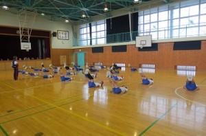 IMG_1191 陸上の練習が外で出来ないので,今日は体育館です。準備体操をしています。\