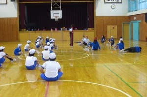 IMG_1193 説明を聞いています。いよいよ種目別に分かれて練習します。\