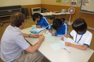 IMG_1230 4年生が英語活動で初めて英語を書く学習をしました。\\