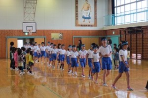 IMG_1275 選手が入場してきました。\