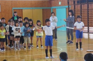 IMG_1287 フレーフレーをしています。次に手拍子,校歌と続きます。\