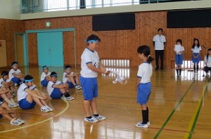 IMG_1300 4年生から5・6年生の選手達に応援旗が贈呈されました。\