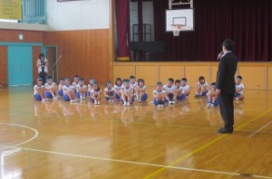 IMG_1303 校長先生のお話を目と体と心で聴いています。明日も頑張れるね。\
