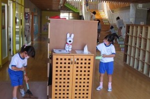 IMG_1322 1年生も掃除の仕方をしっかり覚えました。\