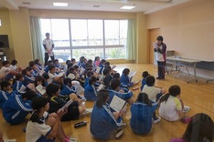 IMG_1335 4校時,全校遠足の事前指導が行われました。子ども達の心は楽しみでウキウキ。でも,ルールを守ってみんなが楽しく行ってこれるようにきちんとお話を聞いています。\