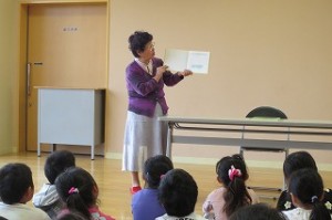IMG_1340 絵本を使い「しりとり」をしました。子ども達は,我先に発表してました。また,「なにをかこうかな」を読んで下さいました。動物たちがそれぞれ自画像を描くという物語でした。そしてこの後,1年生は,初めて図書の本を借りました。・・・たくさん物語や本に触れ合ってほしいです。\