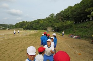 IMG_1365 幅跳びです。豊郷小と豊津小の子ども達が仲良く順番を待ってます。\