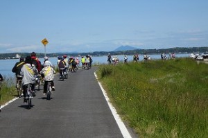 IMG_1375 今日は上天気,気持ちよく晴れて風もなく豊津小から北に向かって堤防の上を走って行きます。向こう筑波山が「頑張れ~」と応援してくれています。\