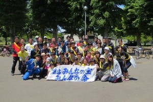 IMG_1379 「白浜少年の家」さんでお弁当を食べました。トイレも借りました。お世話になりました。出発前に「はいチーズ!」\