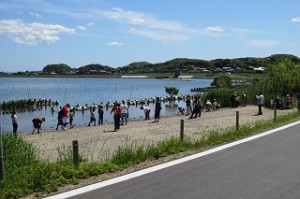 IMG_1388 大人も子どもも石を投げて「水きり?」をしました。考えてみると珍しい光景です。\