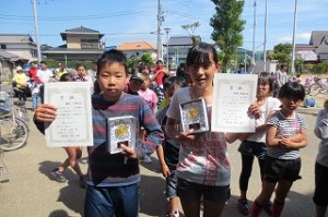 IMG_1395 この二人は6年間参加して6回とも走り抜いたそうです。賞状と盾が贈られました。おめでとう!!!\