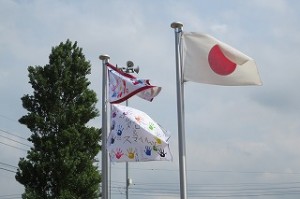 IMG_1422 国旗の脇に,5年生の団旗が増えました。上が6年生,下が5年生です。\