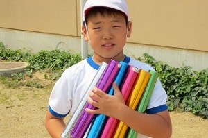 IMG_1426 リレーの準備をしていました。バトンの色がとても綺麗です。可愛らしかったので,思わず「ハイち~ず!」\
