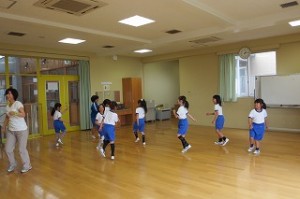 IMG_1435 ニコニコしながら踊っています。\