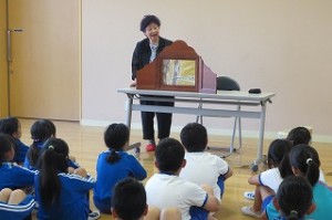 IMG_1450 和尚さんは,やまんばを豆粒に化けさせてぱくりと食べてしまいます。\\