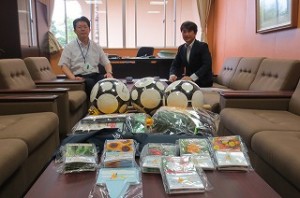 IMG_1352 「にっぽんすこや化プロジェクト」で荒木淳さんがサッカーボールや10人用長縄,草花の種などをプレゼントして下さいました。ありがとうございます。大切に使います。\