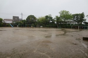 IMG_1355 豊津小の雨のグラウンドです。\