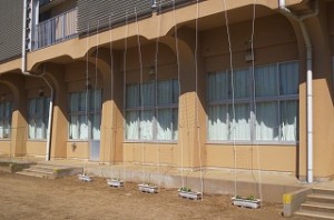 IMG_1392 図書館(児童クラブ室)前にグリーンカーテンの準備ができました。ゴーヤが生長してグリーンカーテンが完成してほしいです。\