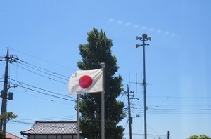 IMG_1402 青空とポプラと日の丸です。すがすがしい一日の始まりです。\