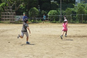 IMG_1409 追いかけっこです。全力疾走しています。\