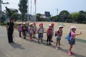 IMG_1415 学校を出発する1年生\