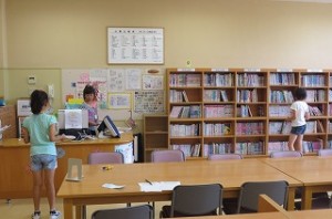 IMG_1456 4年生が図書室で読書をしていました。\