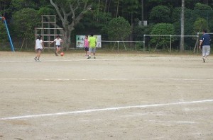 IMG_1464 5年生が担任の先生とサッカーをして遊んでいます。\