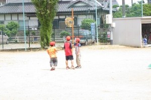 IMG_1470 昼休み,外で遊んでる子ども達は熱中症予防のため,紅白帽子をかぶっています。\