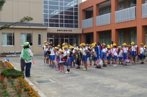 IMG_1476 大船津自警団の方々が下校指導をして下さいます。写真は挨拶をしています。\