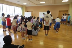 IMG_1484 児童朝会「保健委員会」の発表で「歯の表彰」がありました。今,呼ばれて立っているのは,歯科検診で全く虫歯のない子ども達です。クリスタルダイヤモンド賞です。次に治療済みの子ども達のダイヤモンド賞。歯科検診後に治療完了した子をホワイト賞として表彰しました。\