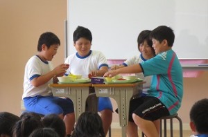 IMG_1488 保健委員会の劇で,食後に歯を磨かないというシーンです。\