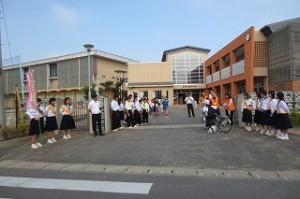 IMG_1515 朝の挨拶運動がありました。鹿野中生徒と先生方,青少年センター相談員,PTA役員,⒍年生児童と本校職員で1~5年生を出迎え,元気に挨拶をしました。今日の天気にもましてすがすがしい一日の始まりです。\\