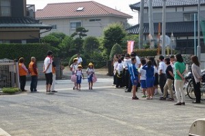 IMG_1516 子ども達が入ってきました大勢の人に出迎えられています。学校来る途中でも地域の方々が通学路上に出てきて挨拶をして下さいました。\\