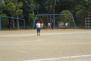 IMG_1524 事務の越川先生,1年生とブランコに乗っています。\