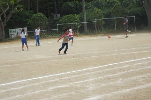 IMG_1525 教務主任の榎本先生,⒍年生とサッカーをしています。今,蹴ったところです。\