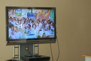 IMG_1535 全国から7,000校以上の小学校が参加し,同時に歯磨きをします。\\