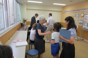 IMG_1551 PLSの先生方と会話をします。\