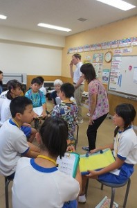 IMG_1560 グループで自己紹介の練習をしています。\