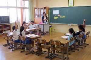 IMG_1673 2年生 足し算の学習です。手が挙がっています。\