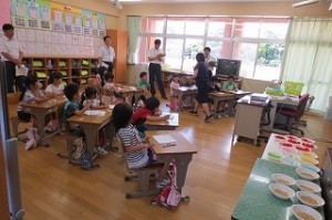 IMG_1679 1年生 箸の持ち方の学習をしました。色とりどりの箸でつまむ物が準備されています。\