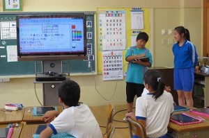 IMG_1687 テレビとタブレットをつないで発表しています。\