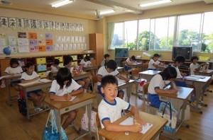 IMG_1566 5年生の自習の様子です。プリントをしています。\