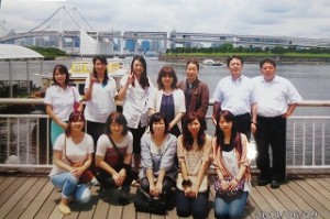IMG_1595 6月29日(日) PTA研修視察での記念写真です。とても楽しく行ってきました。この写真の後バイキングでみんな2kg以上増えたことは間違いありません。バスの中では笑い声が絶えることはありませんでした。豊津の子ども達が元気な理由を確信しました。\
