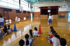 IMG_1602 今日の児童朝会は運営委員会の発表です。これから行うリレーの説明をしています。\