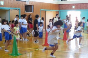 IMG_1606 バトンの代わりに新聞紙を使ったリレーです.4年生以上は,手で新聞を持ってはいけません。風圧を利用して体に貼り付けて走ります。\
