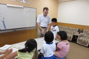 IMG_1618 2年生の英語活動です。TAがコインを配っています。\